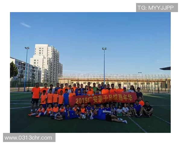 亲子同乐足球时光记录温馨瞬间的幸福合影